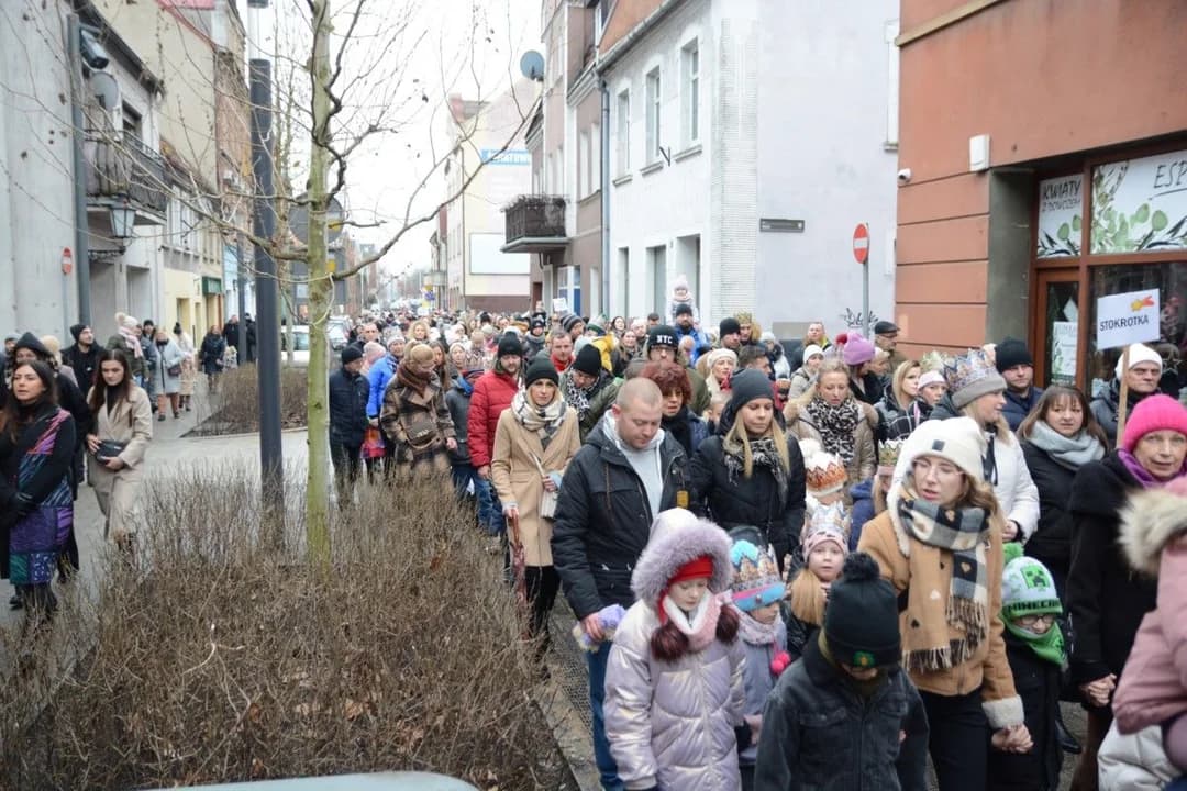 14. Jarocińskie Kolędowanie z Orszakiem Trzech Króli. Najwięcej było przedszkolaków  [ZDJĘCIA]