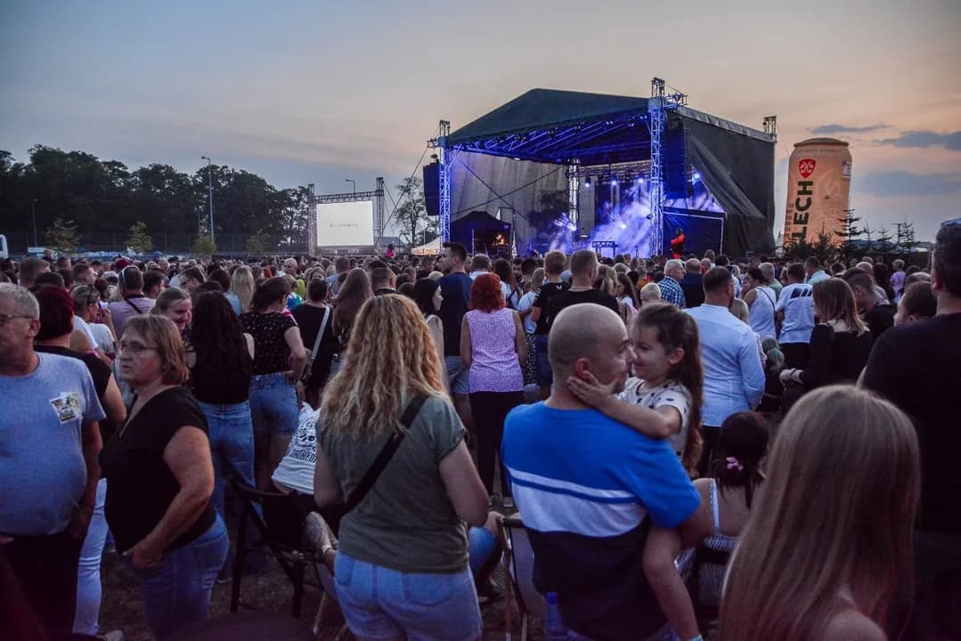 Więcej ludzi niż na Jarocin Festiwalu. Piosenkarka Sylwia Grzeszczak ściągnęła prawdziwe tłumy [ZDJĘCIA] — zdjęcie 6 z 159