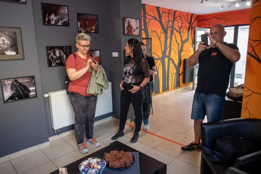 Fotografia koncertowa na ścianach studia tatuażu. Niezwykła wystawa w mieście [ZDJĘCIA] — zdjęcie 3 z 17