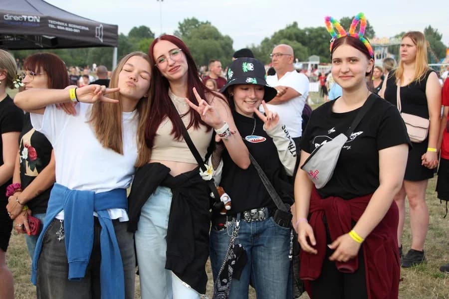 Publiczność zgromadzona na placu sportowo - rekreacyjnym w Nowej Wsi bawiła się wyśmienicie