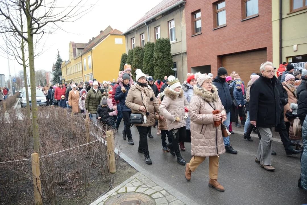 14. Jarocińskie Kolędowanie z Orszakiem Trzech Króli. Najwięcej było przedszkolaków  [ZDJĘCIA]
