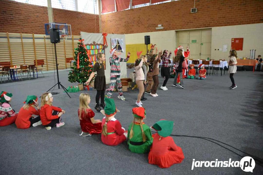 Wyjątkowe Mikołajki w Szkole Podstawowej nr 2 w Jarocinie [ZOBACZ ZDJĘCIA] — zdjęcie 2 z 119