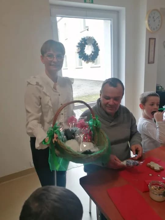 Przedszkolaki wzruszyły seniorów. Świąteczne warsztaty przy ul. Zacisznej w Jarocinie — zdjęcie 6 z 17