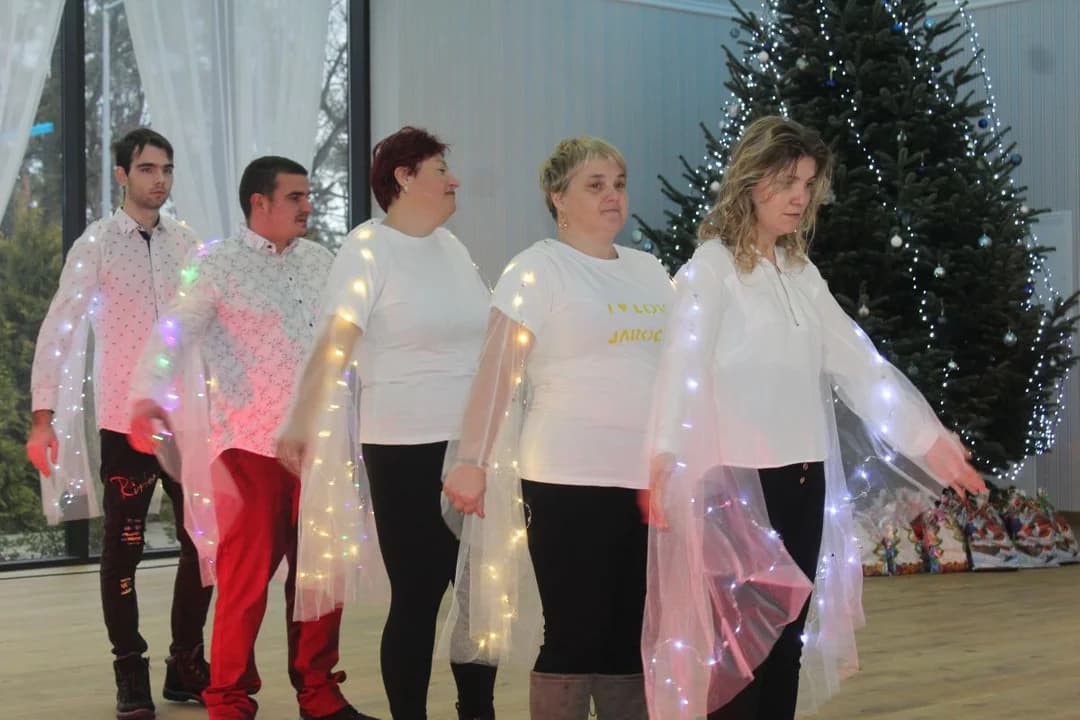 Świąteczne spotkanie Środowiskowego Domu Samopomocy w Jarocinie. Prezenty tydzień przed Wigilią [ZDJĘCIA] — zdjęcie 5 z 111