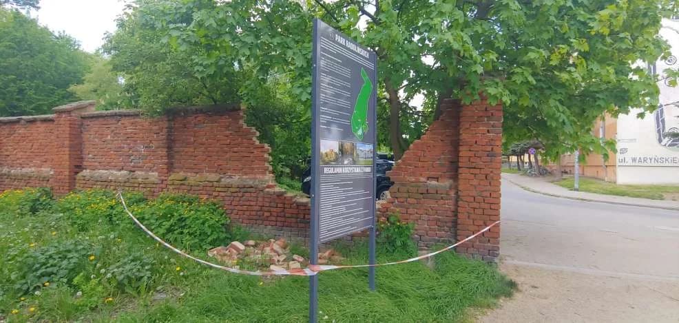 Mur parku Radolińskich leży i się sypie. Kto lub co niszczy obiekt - zastanawiają się mieszkańcy [ZDJĘCIA]