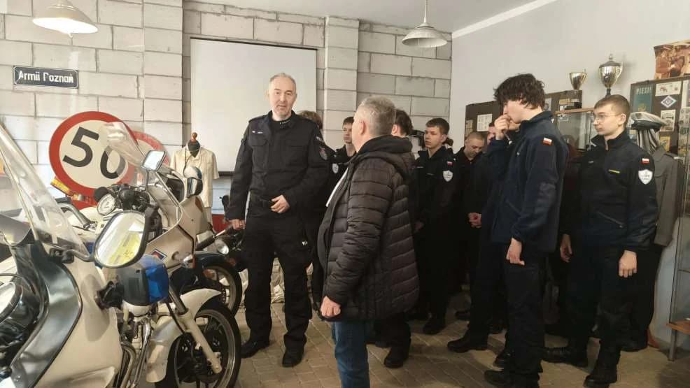 Uczniowie liceum z przysposobieniem policyjno-prawnym ZSP nr 2 w Jarocinie na zajęciach w Poznaniu — zdjęcie 5 z 25