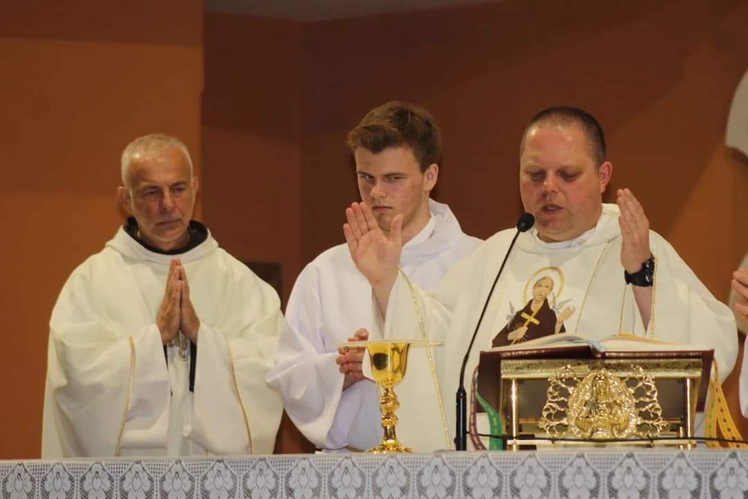 Pożegnanie ojca Eliota Mareckiego i brata Sebastiana Baryluka w parafii św. Antoniego Padewskiego w Jarocinie [ZDJĘCIA] — zdjęcie 6 z 44