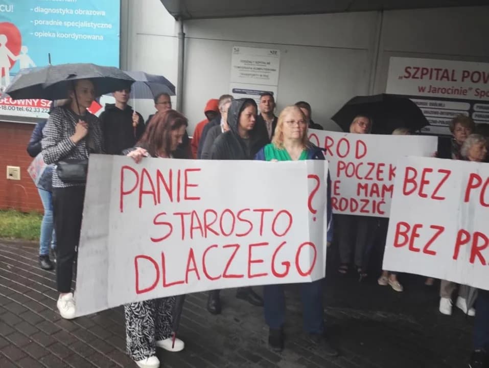 Kilkadziesiąt osób protestowało przed szpitalem w Jarocinie przeciwko likwidacji położnictwa i oddziału noworodkowego