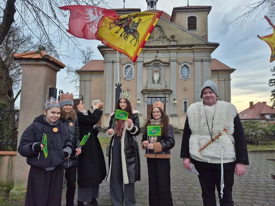 IV Parafialny Orszak Trzech Króli w Cielczy. Diabły walczyły z aniołami [ZDJĘCIA] — zdjęcie 6 z 41