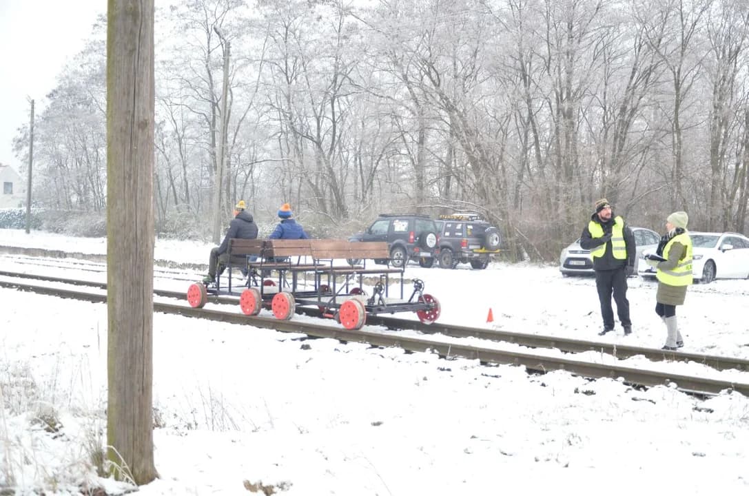 Rajd samochodów terenowych dla dzieci z Domu Dziecka w Górze