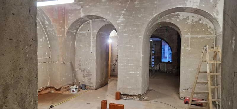 Trwa przebudowa i modernizacja jarocińskiego ratusza. Co się dzieje w budynku? [ZDJECIA]