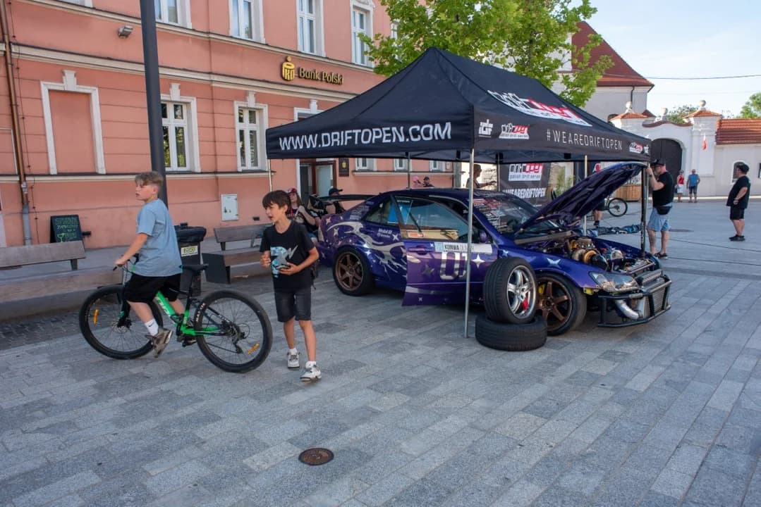 4. Rally and Race Rajd Jarociński został oficjalnie otwarty na Rynku w Jarocinie