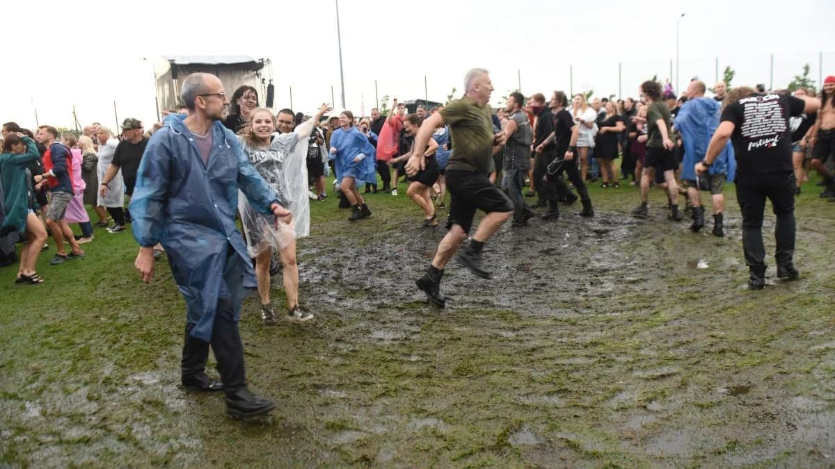 Tak bawiliście w błocie i deszczu podczas pierwszego dnia Jarocin Festiwal 2026