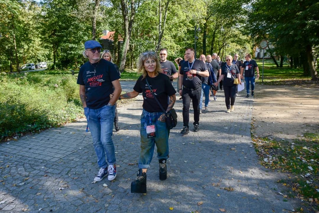 34. Zlot MB/8 Club Poland na rockowo. Przejazd przez Jarocin, bal w Żerkowie i pokaz w Śmiełowie [ZDJĘCIA] — zdjęcie 4 z 121