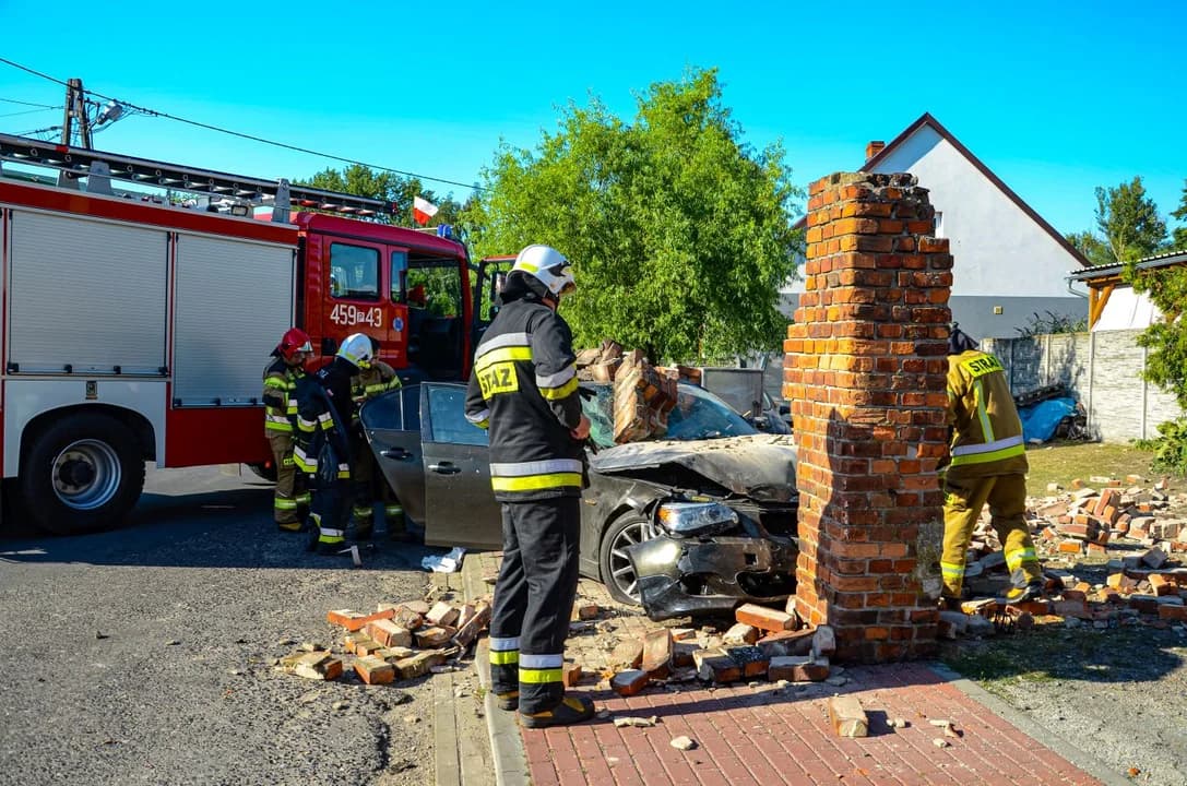 BMW staranował płot murowany