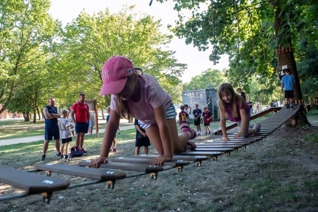 Nowa atrakcja w jarocińskim parku już gotowa. Na odważnych czeka park linowy z przeszkodami