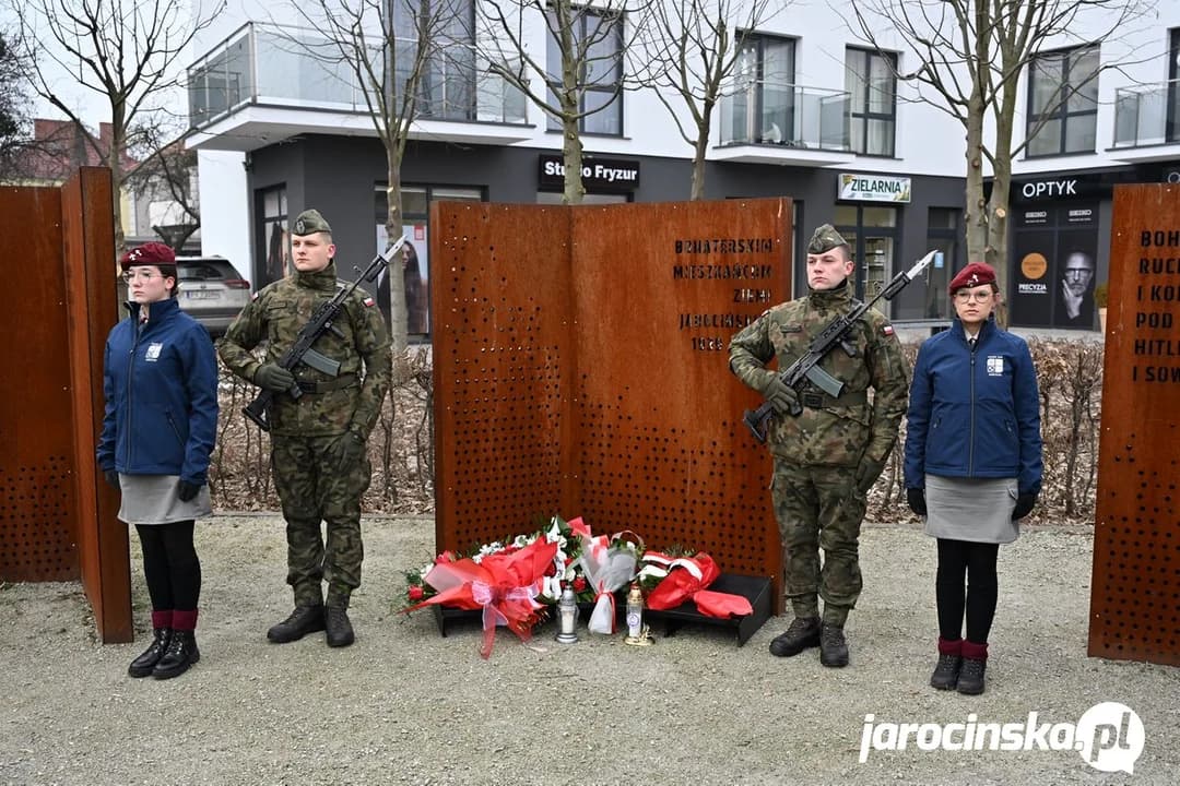 81. rocznica wyzwolenia Jarocina. Złożenie kwiatów przy Skwerze Pamięci w Jarocinie