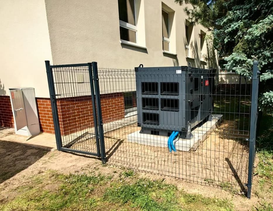 Gmina Nowe Miasto nad Wartą sfinalizowała projekt mający na celu podniesienie bezpieczeństwa energetycznego i cyfrowego lokalnych placówek.