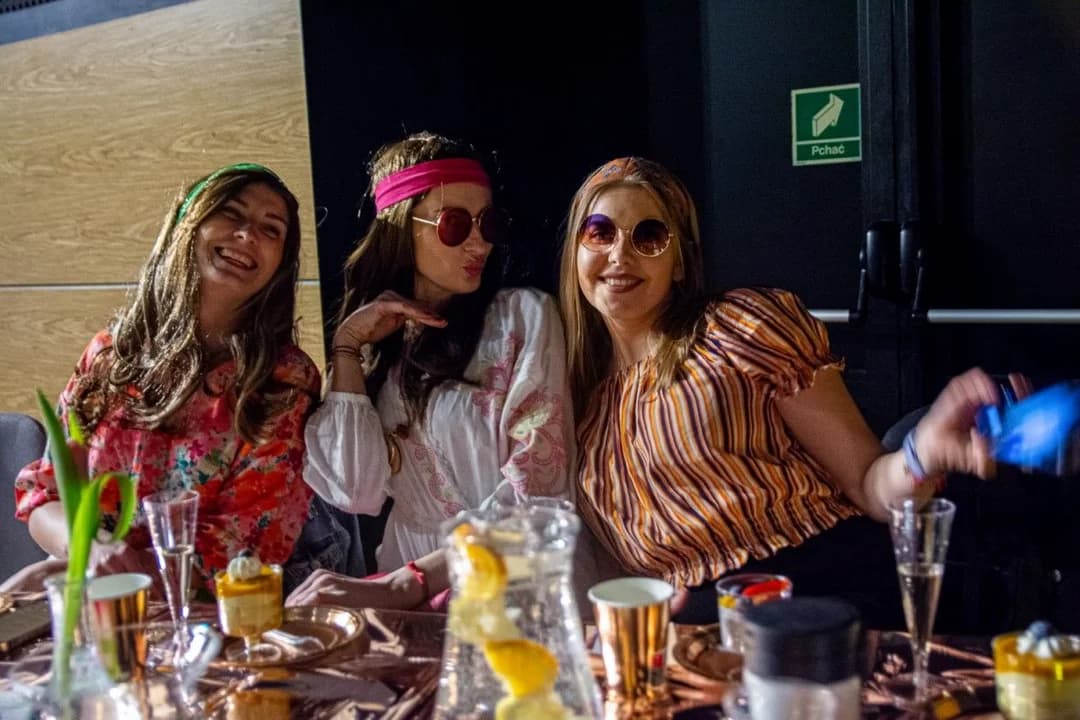 Dzień Kobiet w Jarocińskim Ośrodku Kultury. Panie dobrze bawiły się z „Muzyczną Uliczką” [ZDJĘCIA] — zdjęcie 5 z 100