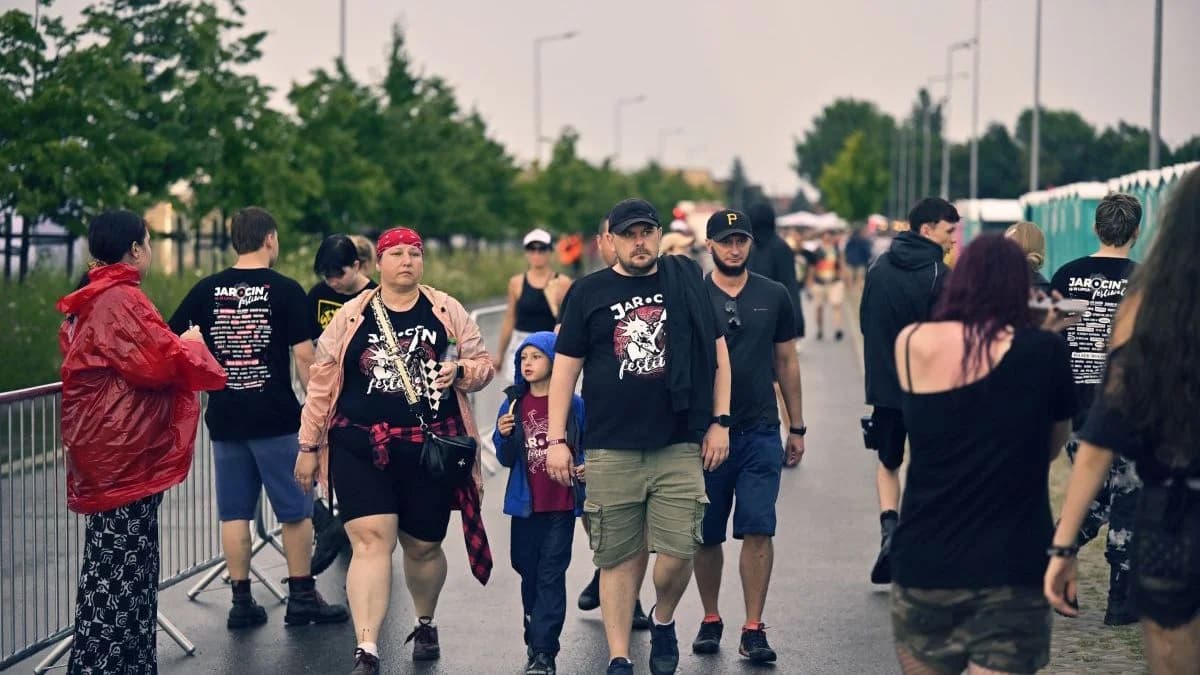 Tak bawiliście w błocie i deszczu podczas pierwszego dnia Jarocin Festiwal 2026