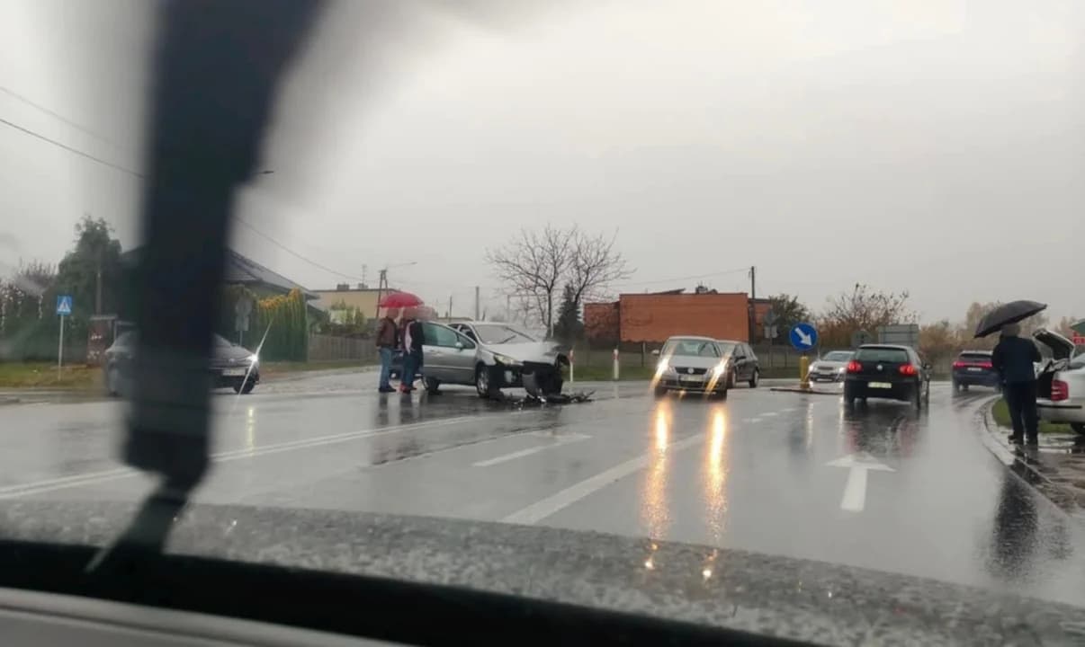 Wypadek na DK11 w Kotlinie. Dwie osoby trafiły do szpitala. Są utrudnienia w ruchu — zdjęcie 4 z 17