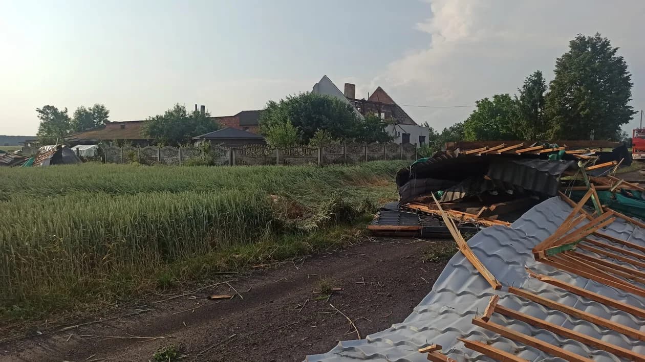Nawałnica zerwała dach. Wichura w sąsiednim powiecie pleszewskim. [ZDJĘCIA]