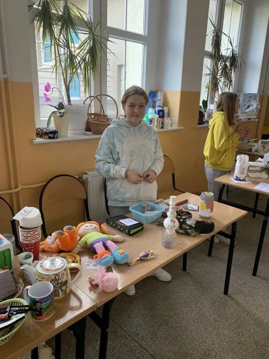 Kółko teatralne zorganizowało w szkole w Potarzycy loterię fantową na Dzień Chłopca — zdjęcie 1 z 8