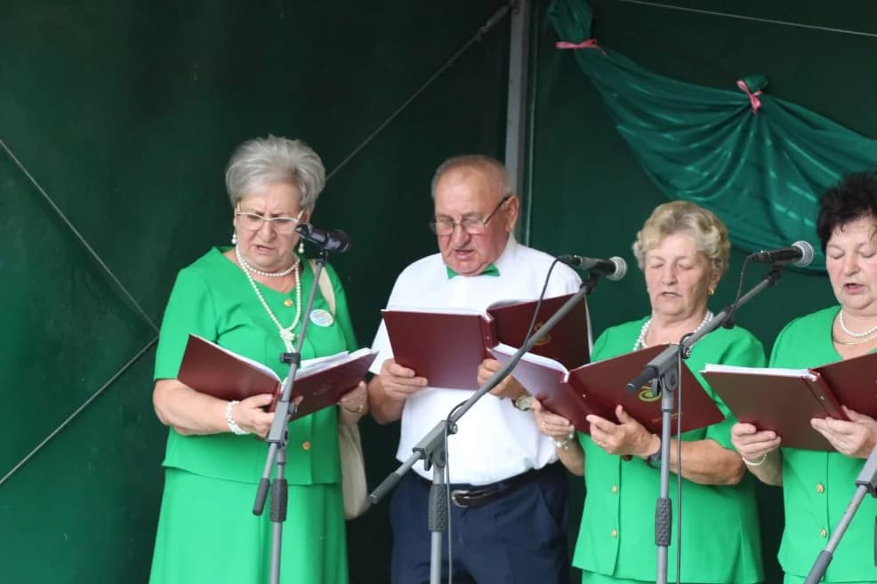 IX Biesiada Seniorów w Strzyżewie. "Choć jestem seniorem, to żyję z humorem" — zdjęcie 6 z 178