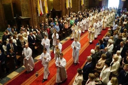 Diakon z naszego terenu przyjął święcenia kapłańskie. Został też skierowany na nową parafię — zdjęcie 1 z 16