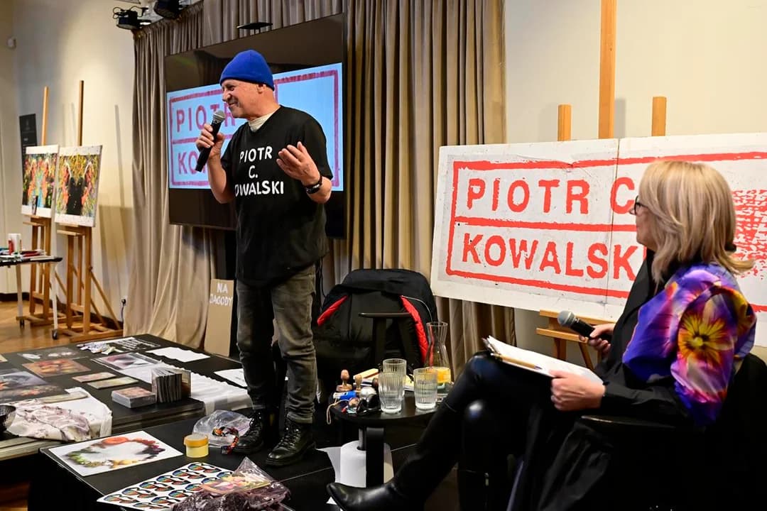 Malarz i performer z charakterystycznym dla siebie dystansem i humorem opowiedział o artystycznej drodze, którą przeszedł - od pierwszych prób malarskich do autorskiej koncepcji „niemalowania” obrazów.