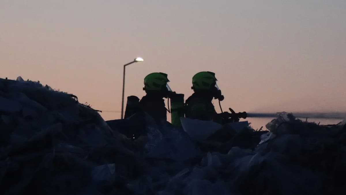 Pożar składowiska w rawickiej firmie recyklingowej — zdjęcie 1 z 26