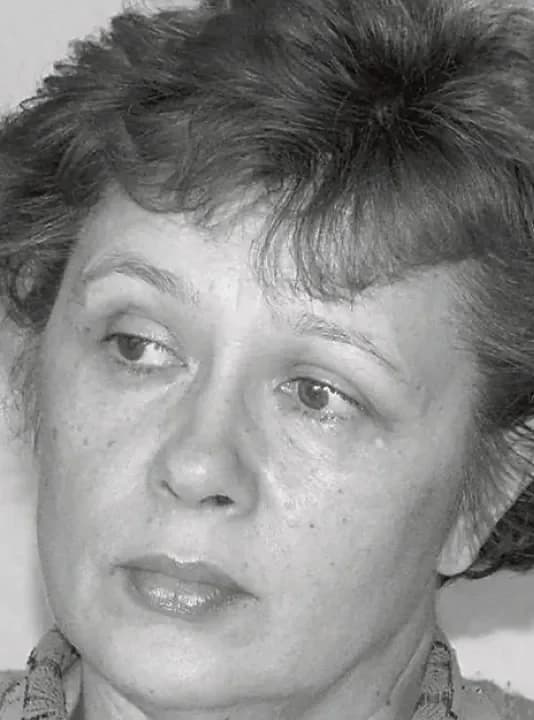 Wieloletnia skarbniczka Gminy Nowe Miasto, funkcję tę pełniła aż przez 34 lata - od początku samorządu w III Rzeczpospolitej. Elżbieta Mnich rozpoczynała swoją pracę w nowomiejskim urzędzie gminy jednocześnie z wójtem Aleksandrem Podemskim, który podobnie jak ona pracował na swoim stanowisku przez 34 lata. - Była z wykształcenia ekonomistką. To była tradycja rodzinna, bo księgowym był również jej ojciec. Pani Ela była uosobieniem pracowitości i uczciwości. Jednocześnie była otwarta na współpracę z każdym. Składy rad się zmieniały, ale ona zawsze była przez nich ceniona. Nikt nie miał do niej żadnych zastrzeżeń. Z ogromną cierpliwością tłumaczyła wszystko na posiedzeniach rady i na komisjach. Miała zawsze czas dla innych. Ostatnia wychodziła z pracy. Często pracowała do wieczora. Nie było umowy, której by nie przeczytała. Jeśli nie zdążyła tego zrobić w pracy, zabierała papiery do domu. Jej życie to była w większości praca. Chętnie dzieliła się swoją wiedzą i doświadczeniem z osobami z innych samorządów. Nie zamykała się na innych. Polecana była jako osoba bardzo kompetentna, fachowa. Nie chodziła nigdy na zwolnienia. Wszystko musiała mieć dopięte na ostatni guzik, a żadne pytanie nie mogło zostać bez odpowiedzi. Praca dla społeczności lokalnej była dla niej najważniejsza. Wszystko, czego się podejmowała, robiła z pasją. W ostatnim czasie czuła się coraz bardziej zmęczona. Była bardzo wymagająca - zarówno dla siebie, jak i dla innych. Była w tym wszystkim szczera i bezpośrednia, czasem wręcz do bólu. To wielka strata dla lokalnej społeczności - wspomina zmarłą Aleksander Podemski. Elżbieta Mnich zmarła nagle w środę, 13 sierpnia, w wieku 65 lat.