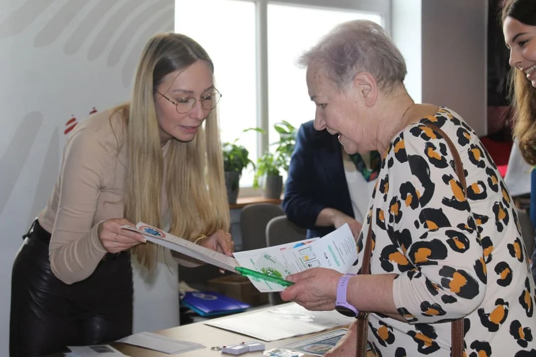 Co może zrobić senior, aby zadbać o swoje bezpieczeństwo? Odpowiedź można było uzyskać w Jarocinie [ZDJĘCIA] — zdjęcie 3 z 32