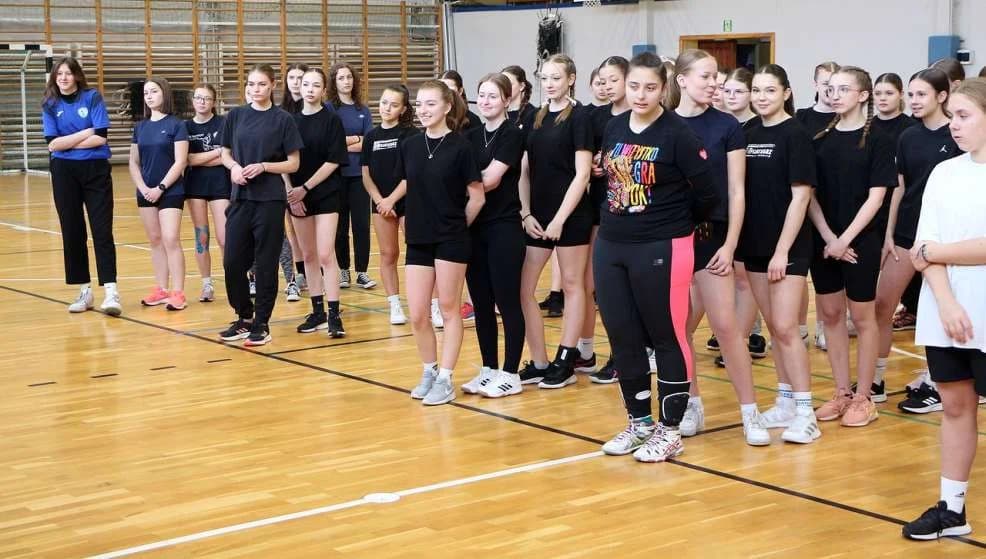 Turniej w halową piłkę nożną dziewcząt w Liceum Ogólnokształcącym w Jarocinie — zdjęcie 4 z 33
