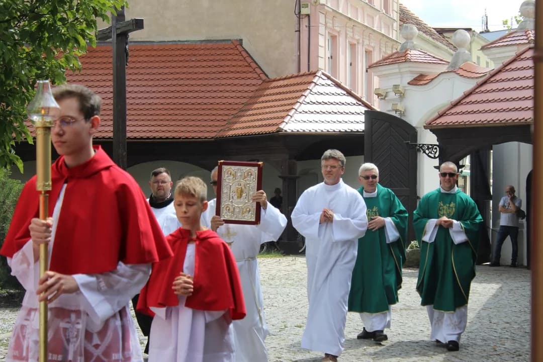 Pożegnanie kapłanów w parafii św. Marcina w Jarocinie — zdjęcie 5 z 64