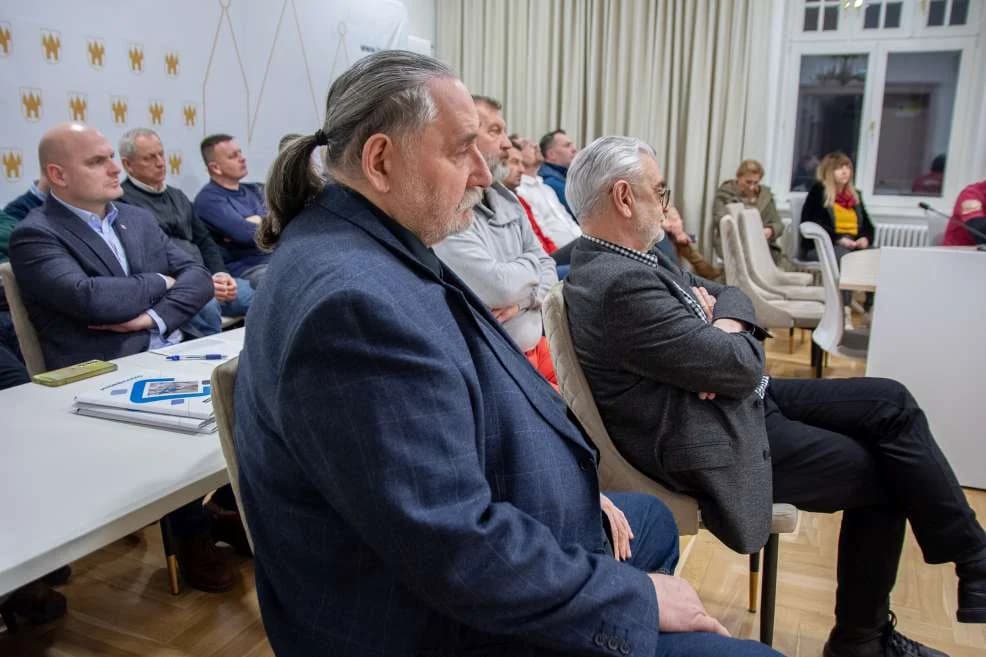 O ruchu aut na rynku w Jarocinie dyskutowano na spotkaniu w ratuszu. Jakie będą skutki tej dyskusji? [ZDJĘCIA, SONDA]