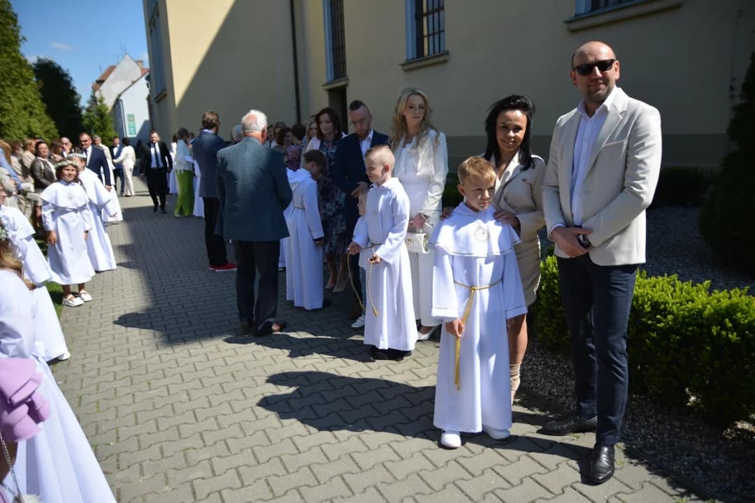 Pierwsza Komunia Święta w parafii Chrystusa Króla w Jarocinie. Zobacz zdjęcia — zdjęcie 5 z 96