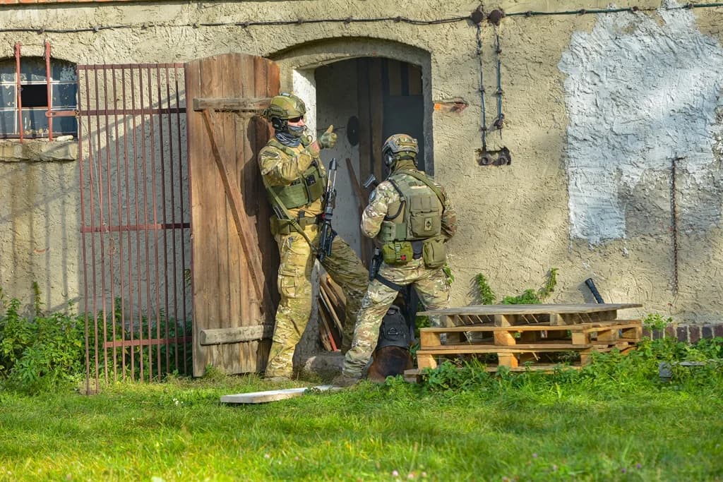 Katastrofa samolotu, uzbrojeni przestępcy i działania antyterrorystów - duże ćwiczenia policji i służb ratowniczych [ZDJĘCIA I FILM]