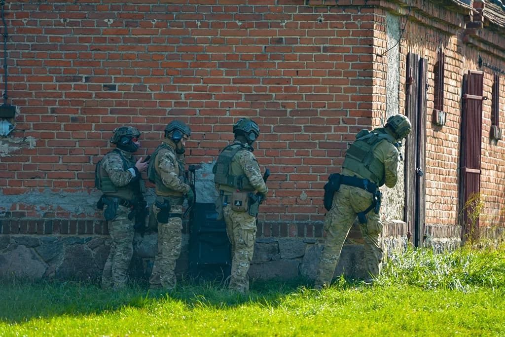 Katastrofa samolotu, uzbrojeni przestępcy i działania antyterrorystów - duże ćwiczenia policji i służb ratowniczych [ZDJĘCIA I FILM]
