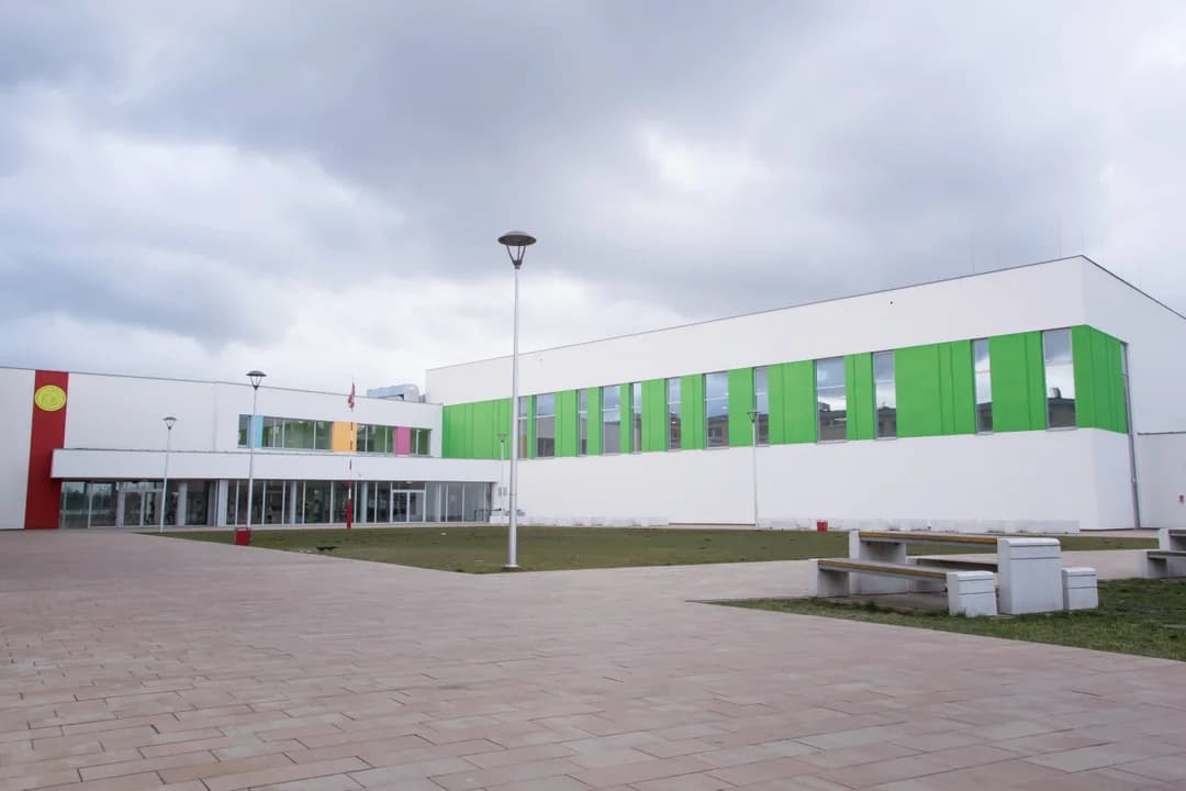 Firma stawiała także halę sportową w Ostrowie Wielkopolskim (również na zdjęciu poniżej).