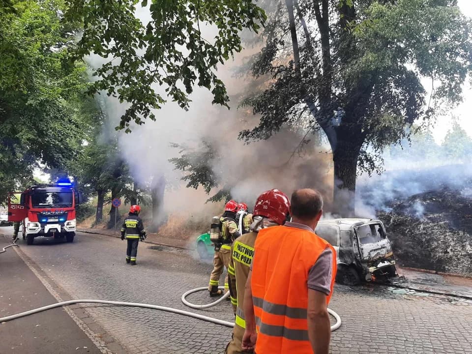 Pożar samochodu w Jarocinie. To już drugi dzisiaj [ZDJĘCIA] — zdjęcie 3 z 20