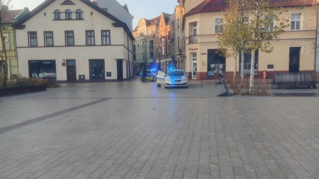Policjanci ruszyli w pościg za mężczyzną podejrzewanym o podpalenie ratusza — zdjęcie 5 z 27