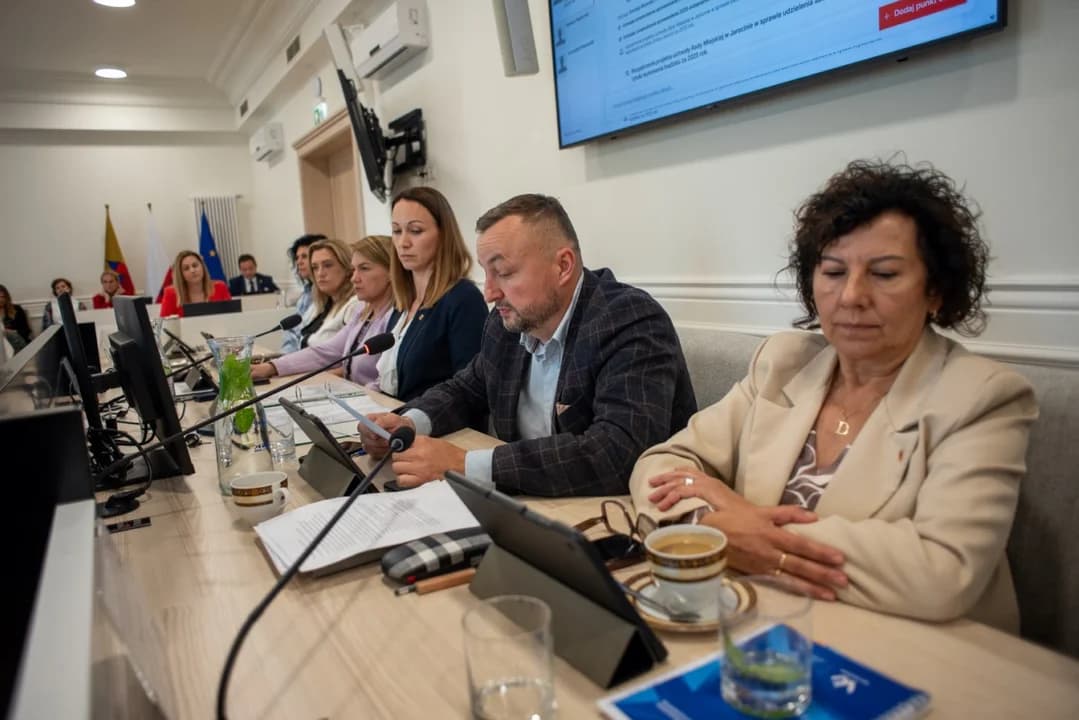 Radni nie mają zaufania do burmistrza, choć finanse oceniają dobrze. Posypały się zarzuty, wspomniano o referendum [ZDJĘCIA]