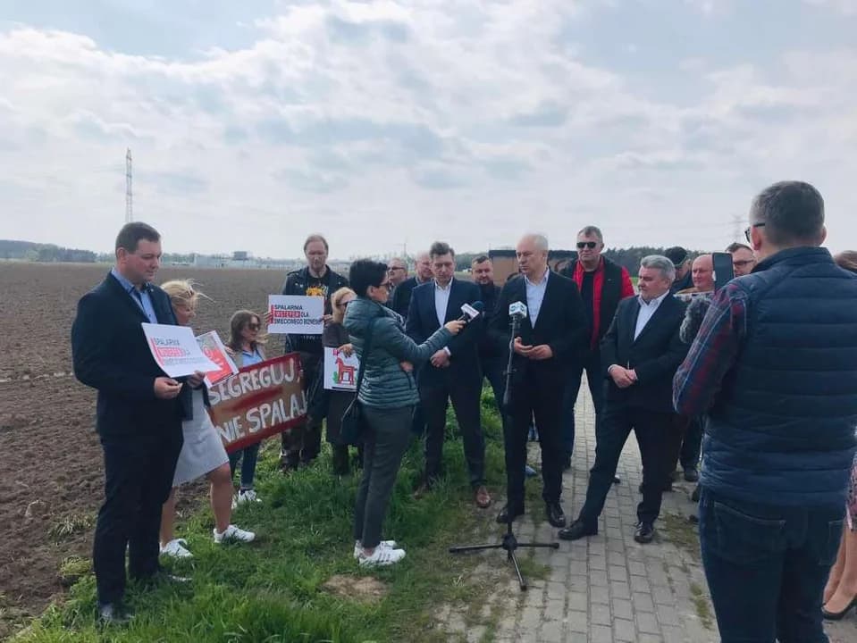 Parlamentarzyści Koalicji Obywatelskiej przyjechali do Goliny porozmawiać o spalarni odpadów [WIDEO, ZDJĘCIA]