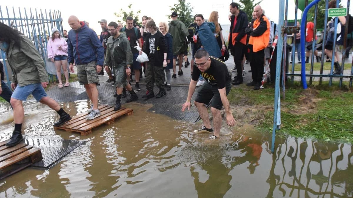 Tak bawiliście w błocie i deszczu podczas pierwszego dnia Jarocin Festiwal 2026