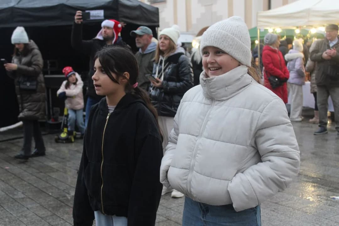 Pogoda nie sprzyjała jarmarkowi w Jarocinie. Padało i wiało, więc św. Mikołaj przyjechał na hulajnodze [ZDJĘCIA] — zdjęcie 6 z 150