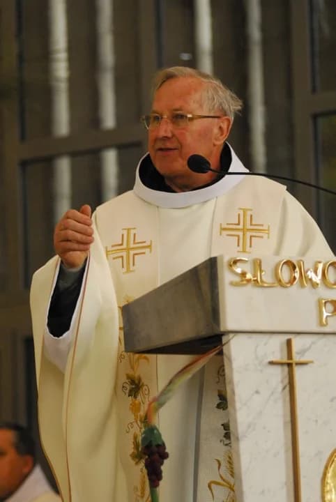 Tablica pamiątkowa dla ojca Sylwina i budowniczych kościoła w parafii św. Antoniego Padewskiego w Jarocinie — zdjęcie 4 z 10