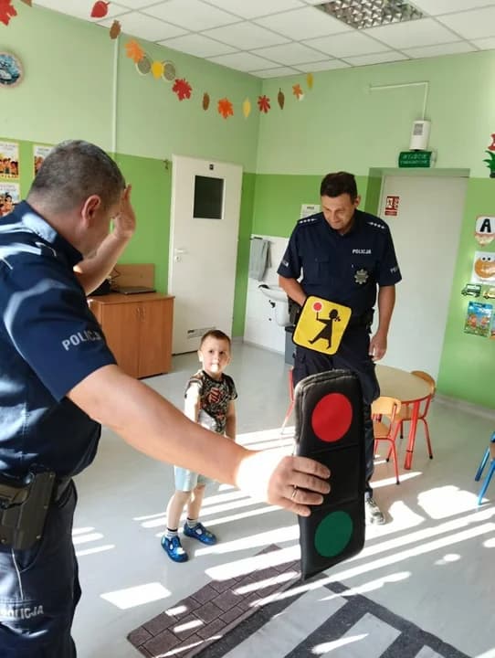 Bezpieczna droga do szkoły. Jarocińscy policjanci edukowali najmłodszych mieszkańców [SONDA] — zdjęcie 5 z 44