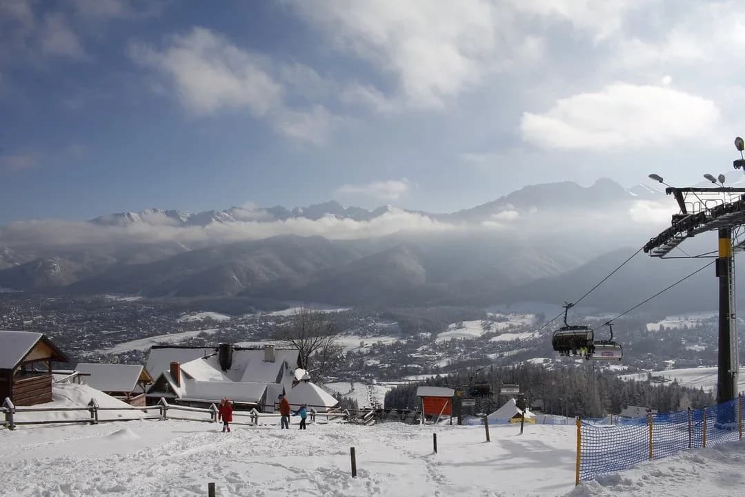 Zakopane – nazywane Zimową Stolicą Polski. W tym miejscu nie ma co liczyć na brak tłumów, np. na stokach.
