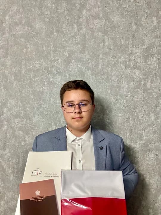 15-latek ratował mężczyznę na przystanku w Jarocinie. Podziękował mu marszałek Sejmu — zdjęcie 3 z 9
